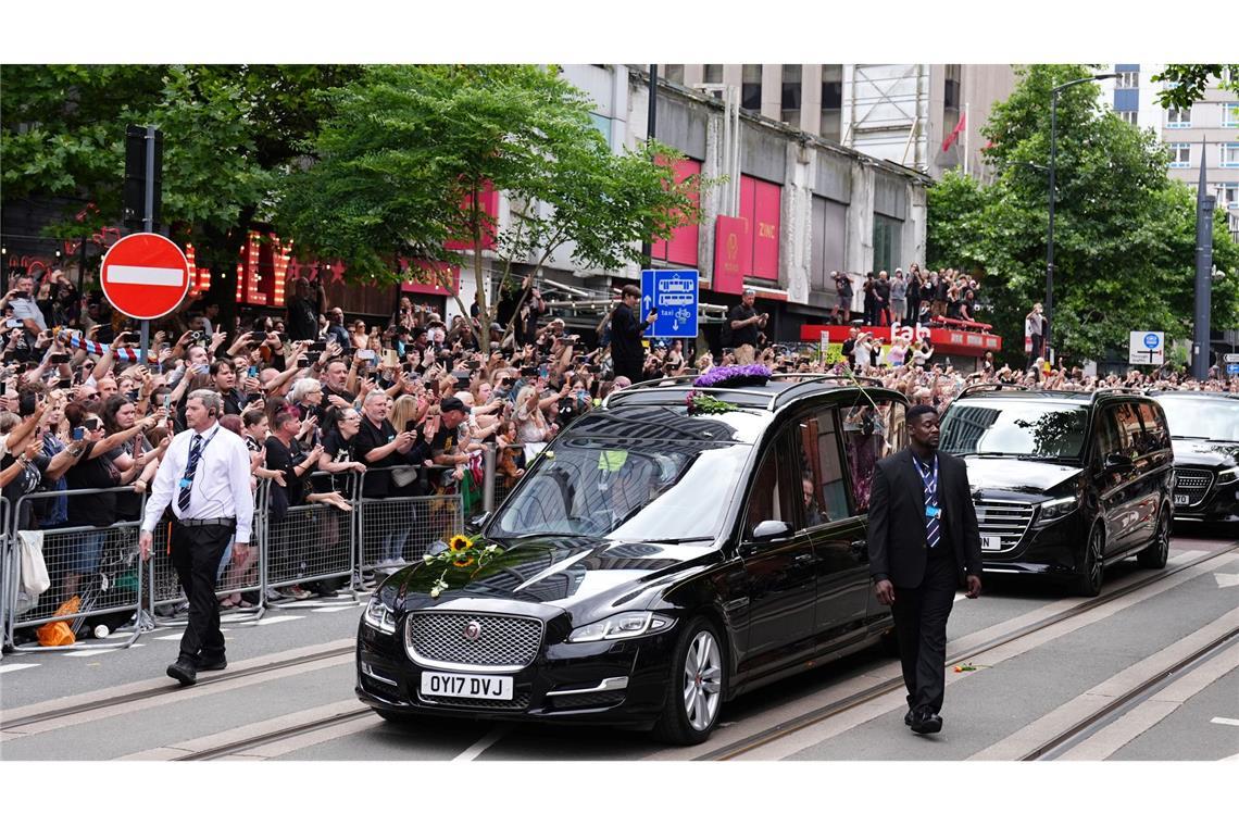 Bilder des Tages Der Trauerzug von Black-Sabbath-Frontmann Ozzy Osbourne fährt die Broad Street entlang, während sein Leichnam nach seinem Tod in der vergangenen Woche im Alter von 76 Jahren in seine Heimatstadt zurückgebracht wird.