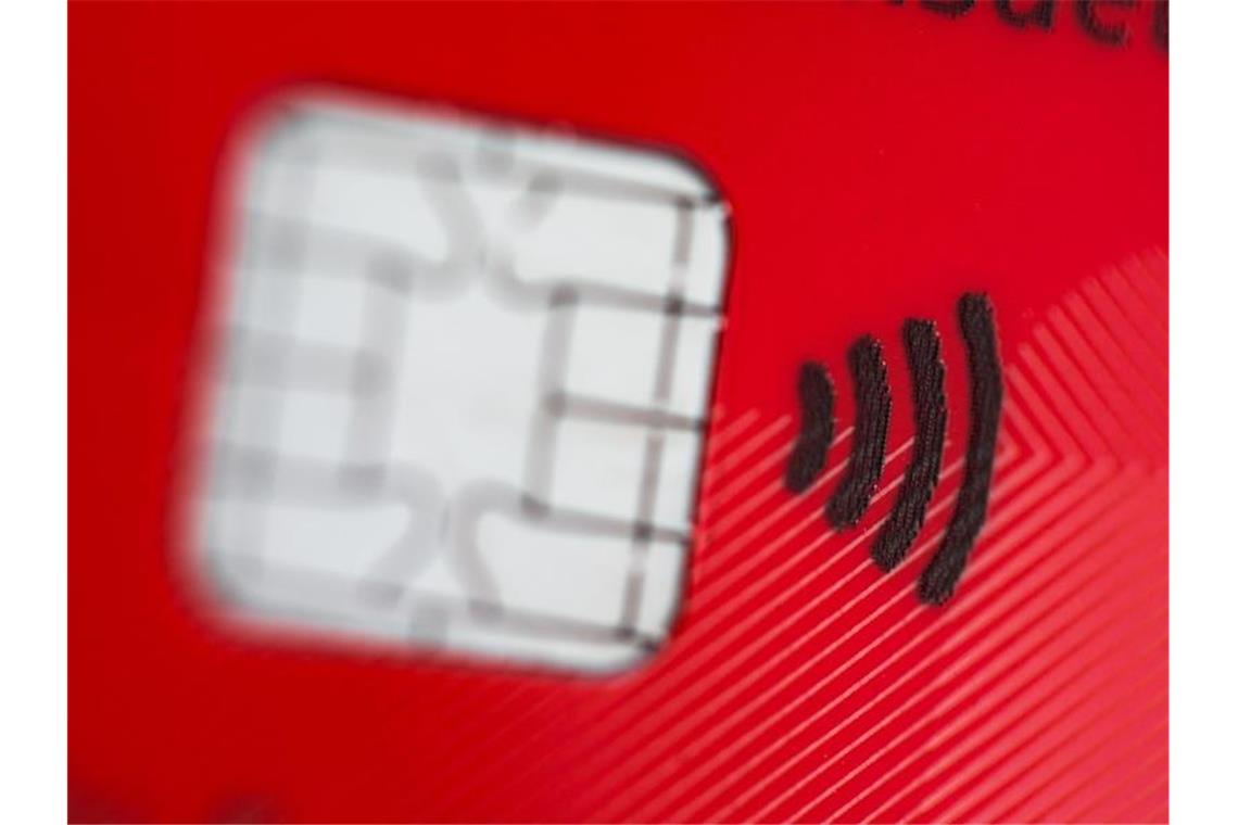 Mehr Zahlungen ohne Bargeld in Deutschland und im Euroraum Der Trend zum Bezahlen ohne Scheine und Münzen hat sich in Deutschland und Europa schon vor der Corona-Krise verstetigt. Foto: Rolf Vennenbernd/dpa