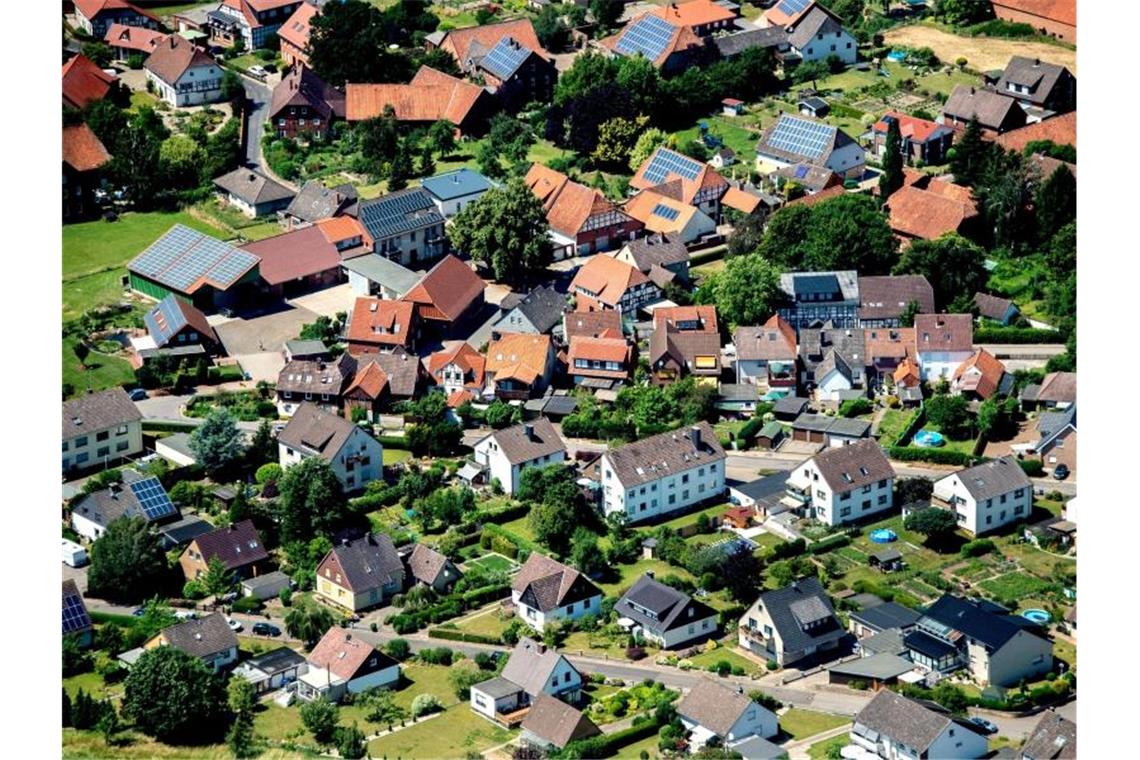 Der Trend zum Homeoffice kann Immobilienexperten zufolge die Wohnungsmärkte in Großstädten entlasten und eine Chance für das Umland sein. Foto: Hauke-Christian Dittrich/dpa