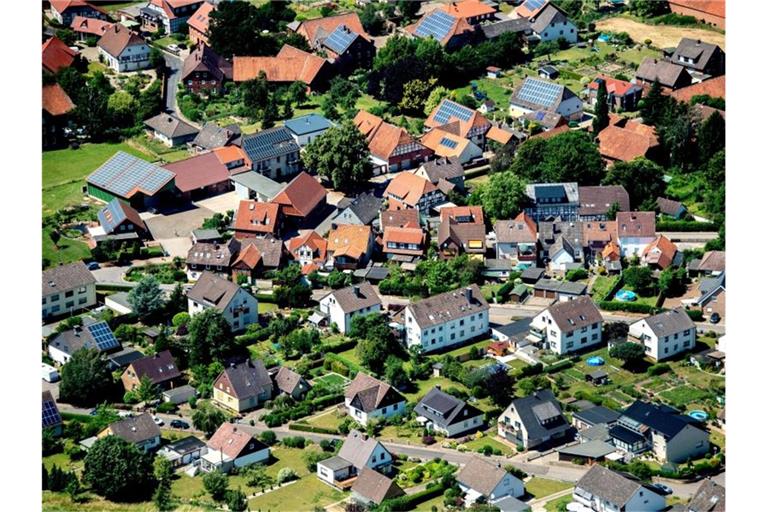 Der Trend zum Homeoffice kann Immobilienexperten zufolge die Wohnungsmärkte in Großstädten entlasten und eine Chance für das Umland sein. Foto: Hauke-Christian Dittrich/dpa