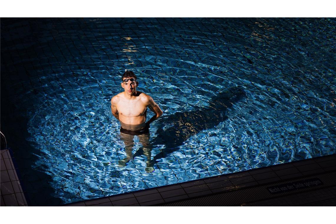 Bilder des Tages Der Triathlet Lasse Priester steht in einem Becken des Freiburger Westbad.