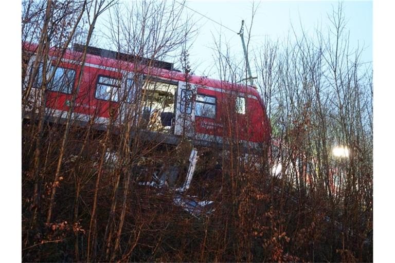 Der Triebkopf einer S-Bahn an der Unfallstelle auf dem Bahndamm neben dem Gleis. Bei dem Frontalzusammenstoß zweier S-Bahnen im Landkreis München sind ein Mensch getötet und etliche verletzt worden. Foto: Matthias Balk/dpa