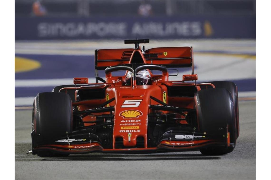Vettel erlöst: Triumph in der Glücksnacht von Singapur Der Triumph in Singapur beendet Vettels lange Leidenszeit. Foto: Vincent Thian/AP