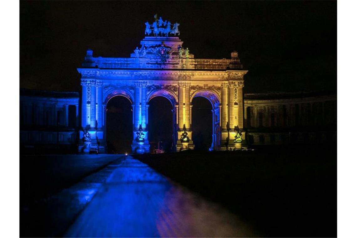 Immer mehr Russen rufen zur Beendigung des Krieges auf Der Triumphbogen im Jubelpark leuchtet in Gelb und Blau als Ausdruck der Solidarität mit der Ukraine nach dem Einmarsch Russlands. Foto: Hatim Kaghat/BELGA/dpa