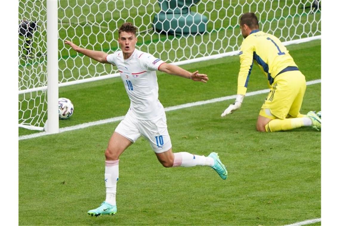 Der Tscheche Patrik Schick (l) dreht nach seinem ersten Treffer jubelnd ab. Foto: Owen Humphreys/PA Wire/dpa