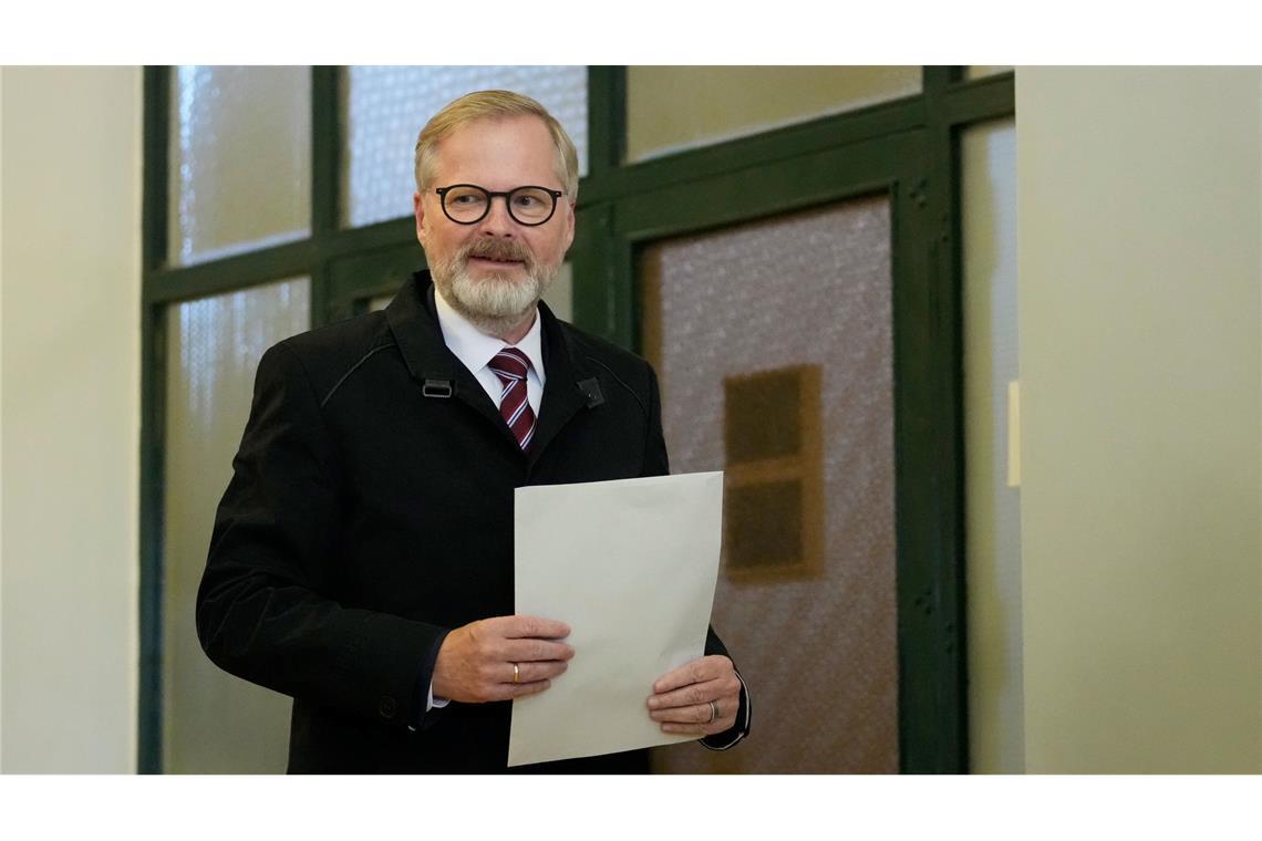 Der tschechische Regierungschef Petr Fiala gibt seine Stimme bei den Parlamentswahlen in einem Wahllokal ab. Nach der Niederlage seiner liberalkonservativen Koalition hat sein Kabinett nun seinen Rücktritt erklärt. (Archivbild)