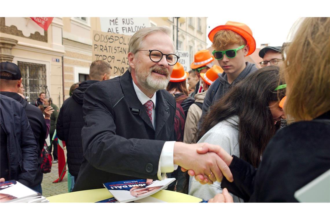 Der tschechische Regierungschef Petr Fiala wirbt bei einem Wahlkampfauftritt in der Unesco-Welterbestadt Kutna Hora, rund 60 Kilometer östlich von Prag, um Stimmen. (Archivbild)