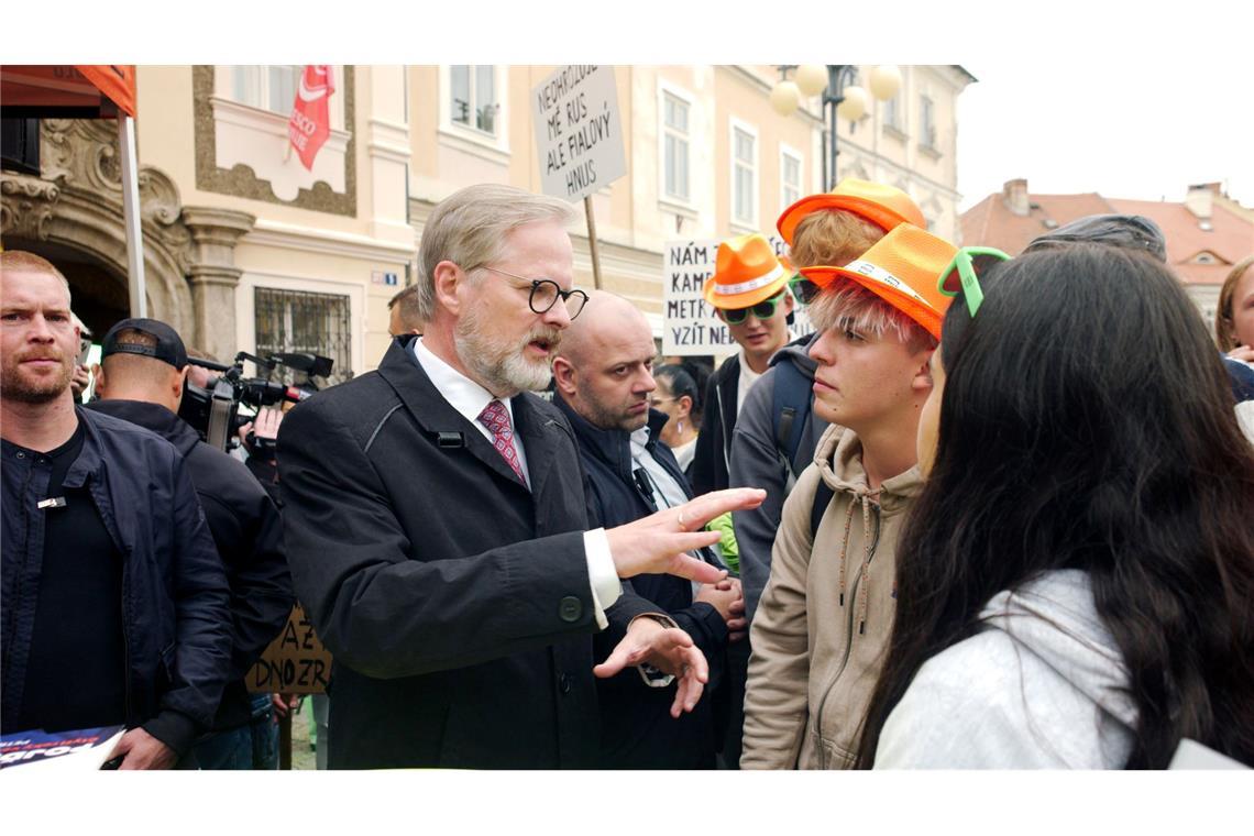 Der tschechische Regierungschef Petr Fiala wirbt bei einem Wahlkampfauftritt in der Unesco-Welterbestadt Kutna Hora, rund 60 Kilometer östlich von Prag, um Stimmen. (Archivbild)