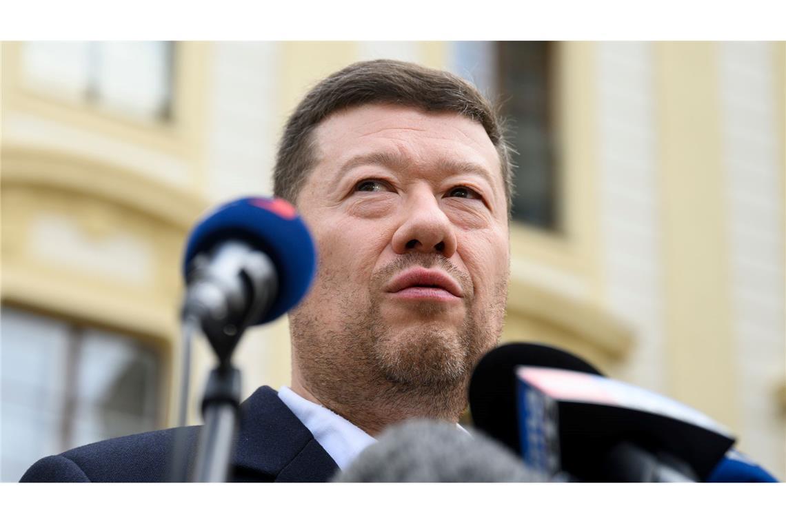 Der tschechische SPD-Vorsitzende Tomio Okamura spricht mit Reportern nach einem Treffen mit Präsident Pavel, der ihn zu einer Konsultation nach den Wahlen eingeladen hatte.
