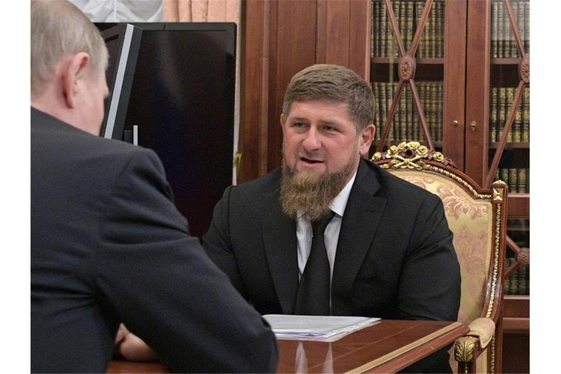 Der tschetschenische Republikchef Ramsan Kadyrow 2017 zu Gast bei Kremlchef Wladimir Putin in Moskau. Foto: Alexei Druzhinin/Sputnik/Kremlin Pool Photo/AP/dpa