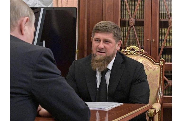 Der tschetschenische Republikchef Ramsan Kadyrow 2017 zu Gast bei Kremlchef Wladimir Putin in Moskau. Foto: Alexei Druzhinin/Sputnik/Kremlin Pool Photo/AP/dpa