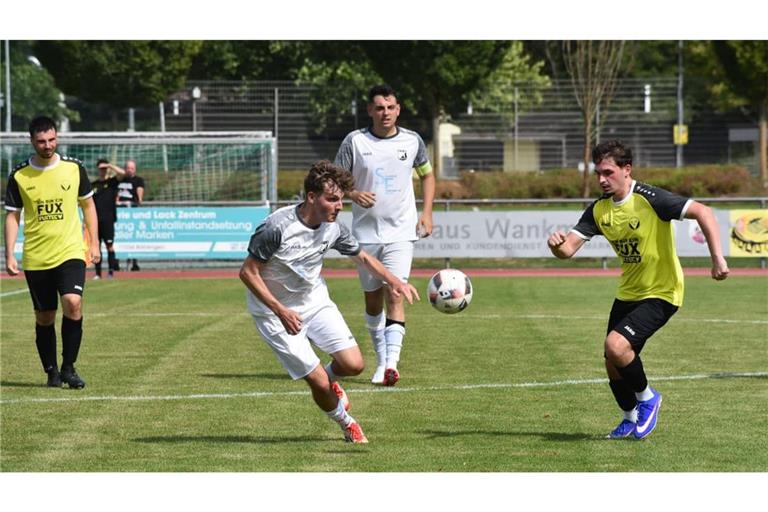 Der TSV Dagersheim II (in Weiß) und die SpVgg Aidlingen II (in Gelb) hatten in der Nachspielzeit jeweils eine Riesenchance, doch noch als Sieger vom Platz zu gehen.