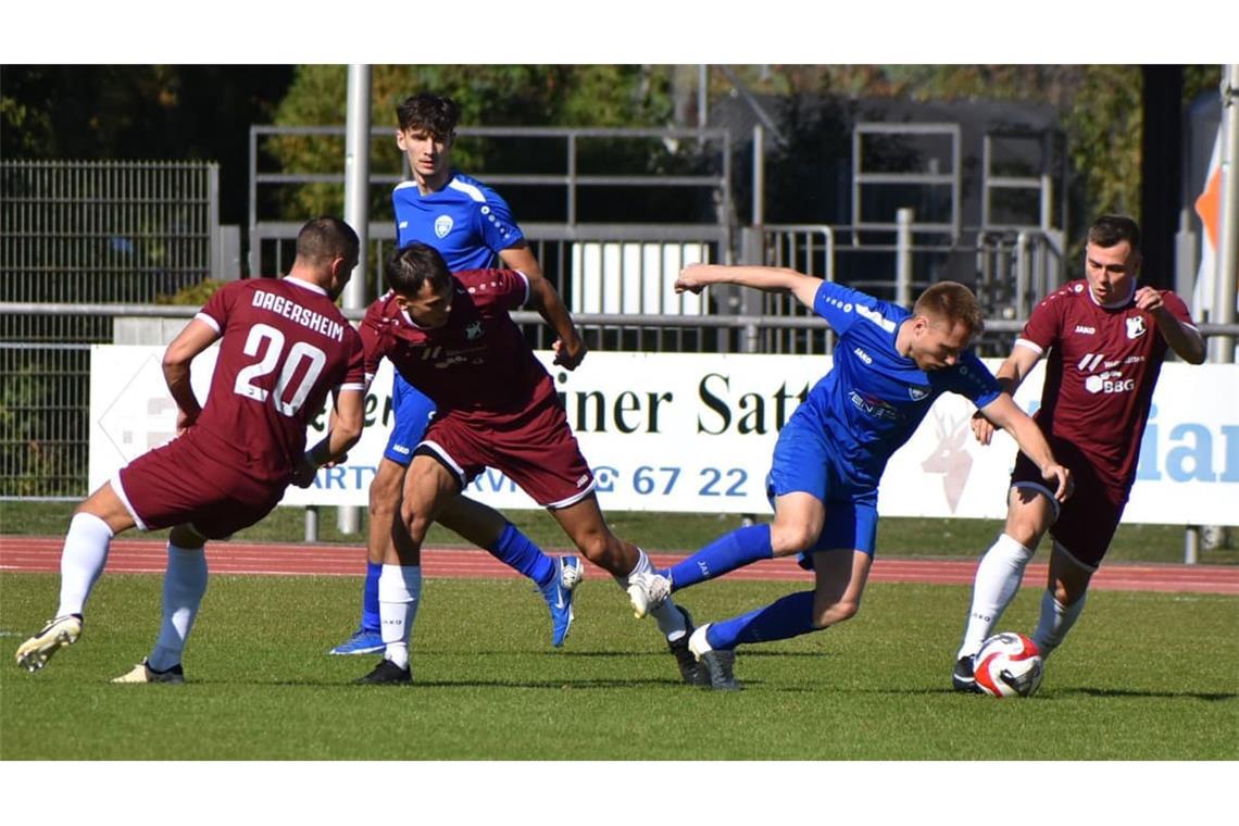 Der TSV Dagersheim (in Weinrot) erobert die Tabellenführung und stürzt den TSV Schönaich (in Blau) noch tiefer in die Krise.