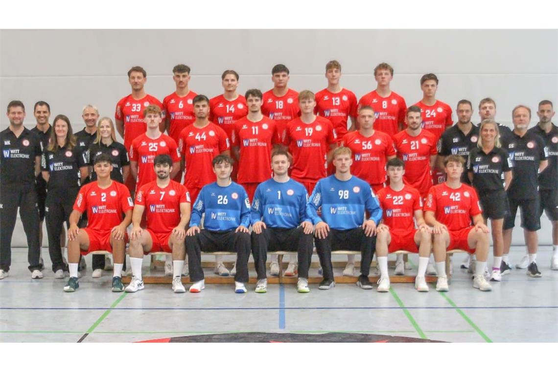 Der TSV Neuhausen 2026/2027, hinten von links: Lukas Fischer, Laurin Huss, Tobias Haag, Artur Usatiuc, Lasse Schmid, Max Heydecke und Glenn Baumann. Mitte von links: Physiotherapeut Martin Kober, Athletiktrainer Stefan Hommel, Physiotherapeutin Sabine Kober, Co-Trainer Markus Locher, Physiotherapeutin Jule Matzek, Nils Ruhmund, Niklas Thierauf, Marlin Sprößig, Linus Schmid, Simon Kosak, Julian Reinhardt, Trainer Daniel Brack, Betreuerin Susan Zsoter, Torwarttrainer Etienne Steffens, Betreuer Gustav Schneider und sportlicher Leiter Dennis Saur. Vorne von links: Henry Allgaier, Nick Scherbaum, Lukas Ruis, Niklas Prauß, Jorick Pol, Linus Zemmel und Simon Neumaier. Es fehlt Julien Sprößig.