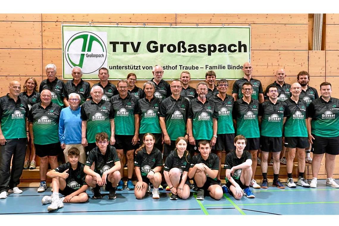 Ein halbes Jahrhundert alt und noch jung Der TTV Großaspach im 50. Jahr: Esther-Noemi Kertesz (hinten von links), Roland Dull, Klaus Jerger, Volker Marquardt, Tamara Glock, Klaus Fischer, Yurii Petelytskyi, Eckhard Naundorf, Michael Hable, Karsten Wulf und Denny Scherer; Dieter Hable (Mitte), Klaus Martin, Herbert Weber, Helmut Spiegel, Martin Trefz, Heinz Bohn, Jürgen Such, Harry Walter, Ralf Treinat, Timm Grauer, Markus Binder, Ralph Krüger und Jan Säuberlich; Dennis Burgart (vorne), Rene Marquardt, Tessa Notter, Marie-Luise Binder, Christian Binder und Raphael Folgmann. Fotos: privat