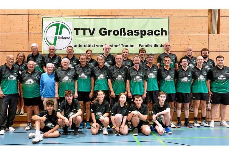 Der TTV Großaspach im 50. Jahr: Esther-Noemi Kertesz (hinten von links), Roland Dull, Klaus Jerger, Volker Marquardt, Tamara Glock, Klaus Fischer, Yurii Petelytskyi, Eckhard Naundorf, Michael Hable, Karsten Wulf und Denny Scherer; Dieter Hable (Mitte), Klaus Martin, Herbert Weber, Helmut Spiegel, Martin Trefz, Heinz Bohn, Jürgen Such, Harry Walter, Ralf Treinat, Timm Grauer, Markus Binder, Ralph Krüger und Jan Säuberlich; Dennis Burgart (vorne), Rene Marquardt, Tessa Notter, Marie-Luise Binder, Christian Binder und Raphael Folgmann. Fotos: privat