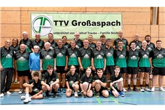 Der TTV Großaspach im 50. Jahr: Esther-Noemi Kertesz (hinten von links), Roland Dull, Klaus Jerger, Volker Marquardt, Tamara Glock, Klaus Fischer, Yurii Petelytskyi, Eckhard Naundorf, Michael Hable, Karsten Wulf und Denny Scherer; Dieter Hable (Mitte), Klaus Martin, Herbert Weber, Helmut Spiegel, Martin Trefz, Heinz Bohn, Jürgen Such, Harry Walter, Ralf Treinat, Timm Grauer, Markus Binder, Ralph Krüger und Jan Säuberlich; Dennis Burgart (vorne), Rene Marquardt, Tessa Notter, Marie-Luise Binder, Christian Binder und Raphael Folgmann. Fotos: privat