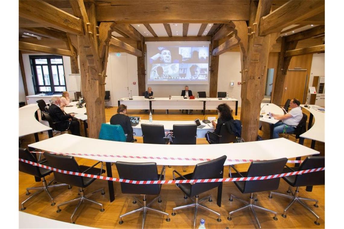 Der Tübinger Gemeinderat - einige Gemeinderatsmitglieder nehmen an der Sitzung per Videochat teil. Foto: Tom Weller/dpa