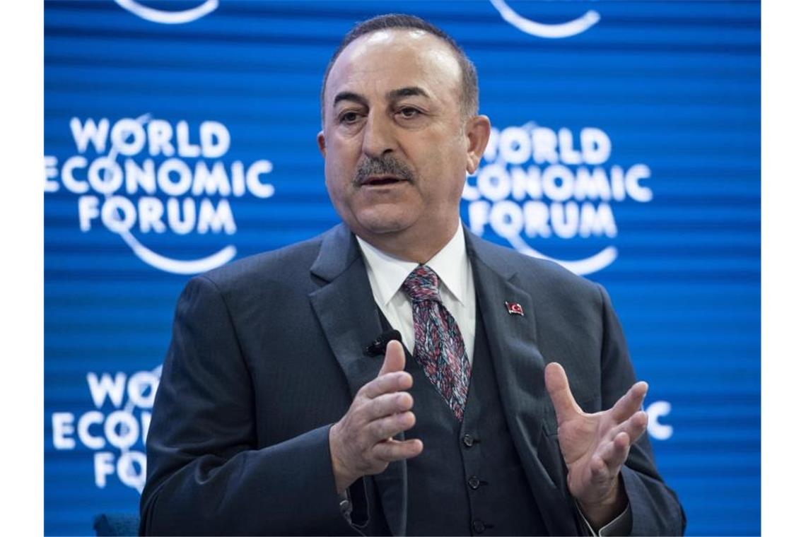 Türkei wirft der EU Bruch des Flüchtlingsabkommens vor Der türkische Außenminister Mevlüt Cavusoglu beim Weltwirtschaftsforum in Davos. Foto: Alessandro Della Valle/KEYSTONE/dpa