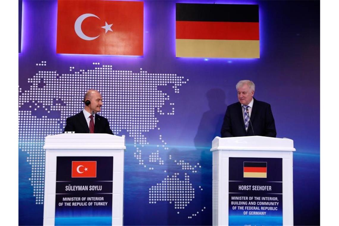 Seehofer: Flüchtlingspakt mit Athen und Ankara hilft uns Der türkische Innenminister Süleyman Soylu (l.), und Horst Seehofer während einer gemeinsamen Pressekonferenz. Foto: Ali Unal/AP/dpa