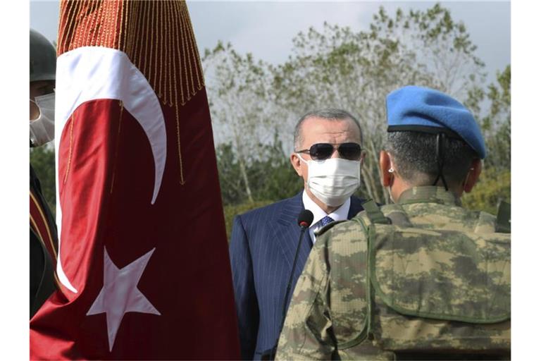 Der türkische Präsident Erdogan bei einer Militärzeremonie in Tekirdag. Das türkische Parlament hat der Entsendung von Soldaten nach Aserbaidschan zur Überwachung der Waffenruhe in Berg-Karabach zugestimmt. Foto: -/Turkish Presidency/AP/dpa