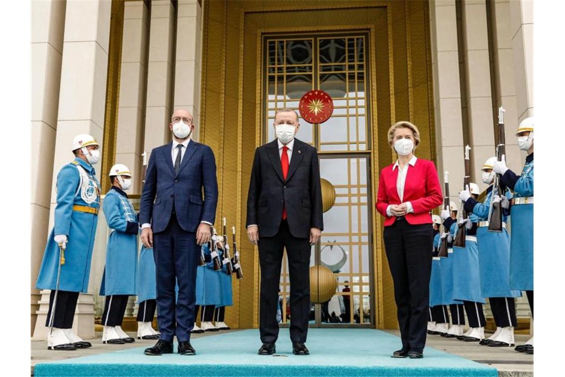 Brüssel bietet Türkei engere Zusammenarbeit an Der türkische Präsident Erdogan (M) empfängt Charles Michel und Ursula Von der Leyen. Foto: Dario Pignatelli/European Council/dpa