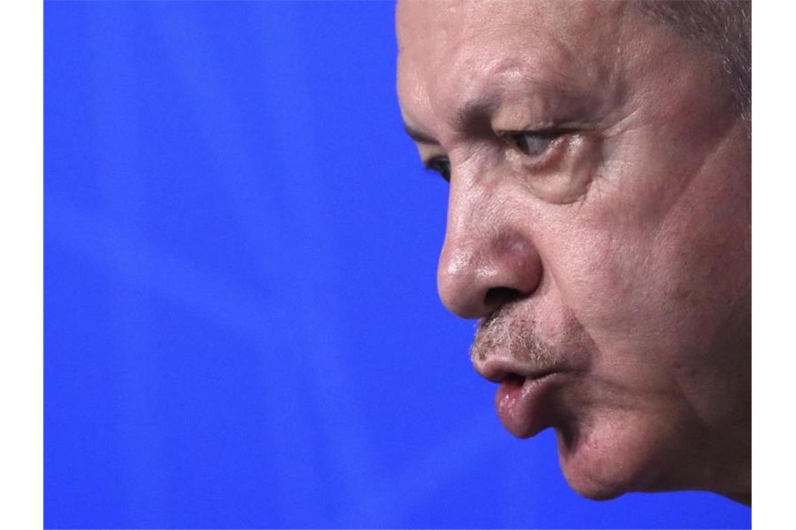 Kritik an geplanter Medien-Regulierung in der Türkei Der türkische Präsident Erdogan während einer Pressekonferenz Mitte Juni. Foto: Yves Herman/Pool Reuters/AP/dpa