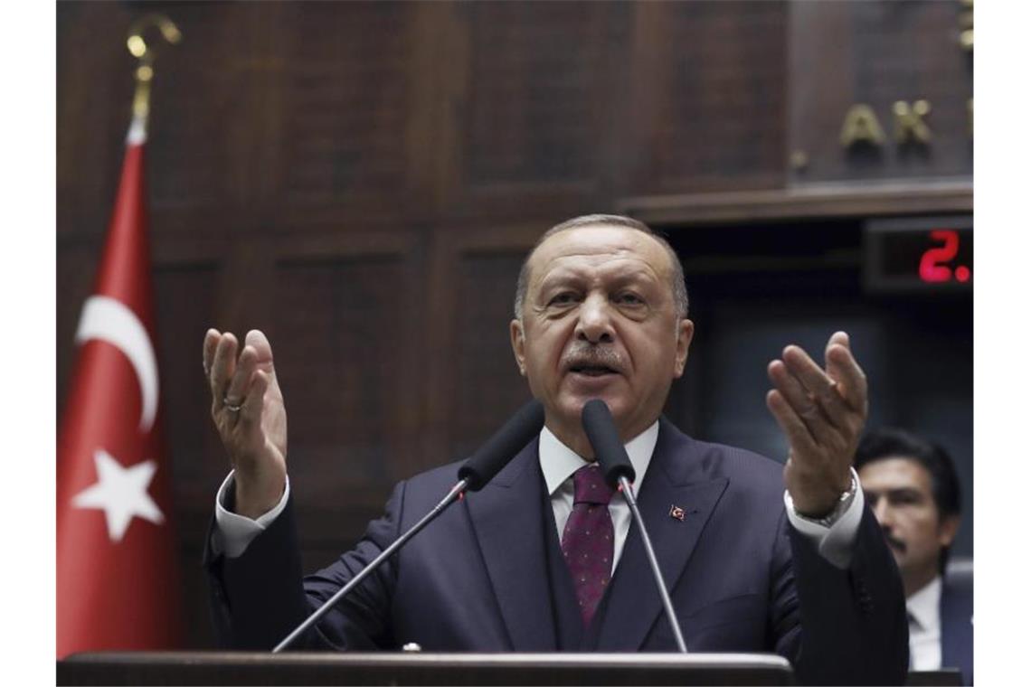 Erdogan droht EU mit Abschiebung von mehr IS-Anhängern Der türkische Präsident Recep Tayyip Erdogan, bei einer Rede im Parlament in Ankara. Foto: Burhan Ozbilici/AP/dpa