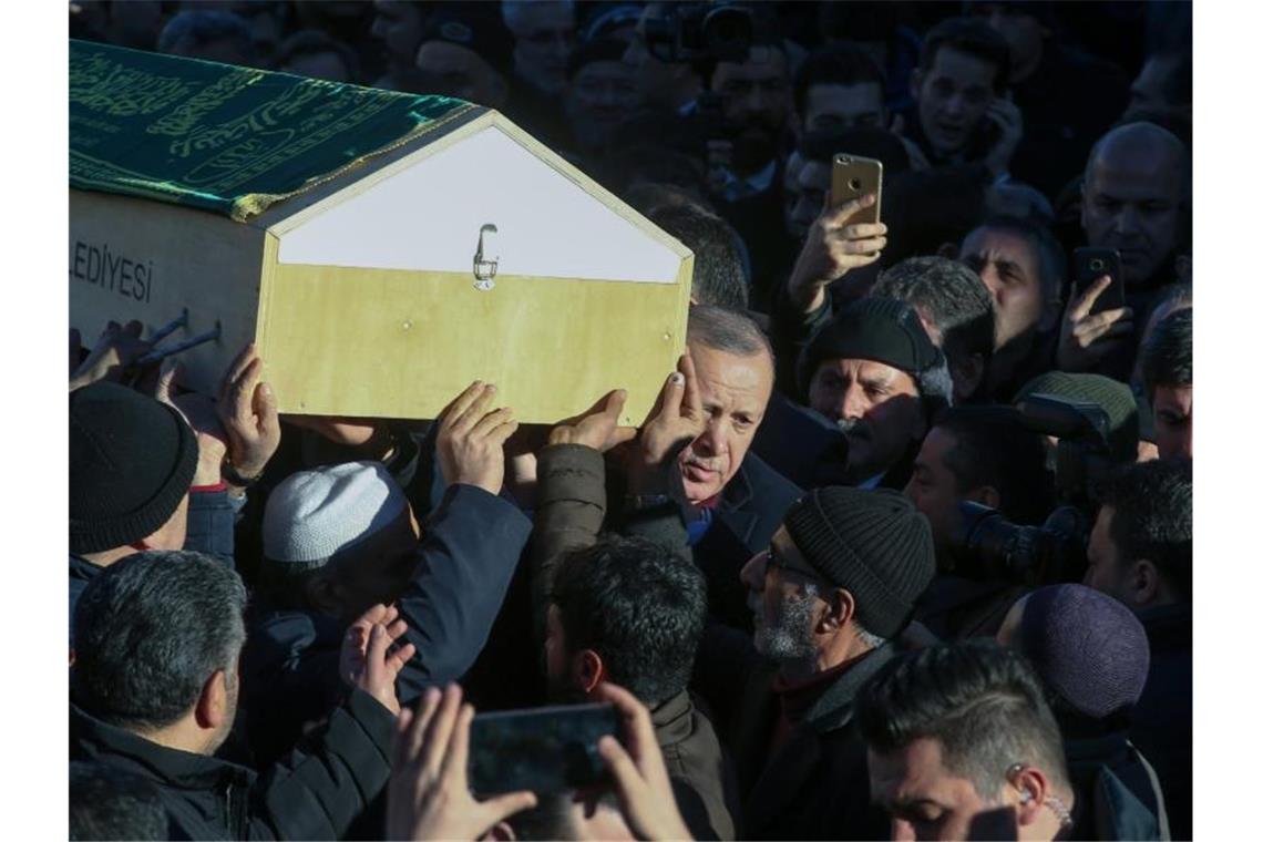 Über 40 Tote nach Erdbeben in Osttürkei Der türkische Präsident Recep Tayyip Erdogan nimmt an einer Beerdigungsprozession teil. Foto: Uncredited/Pool Presidential Press Service/AP/dpa