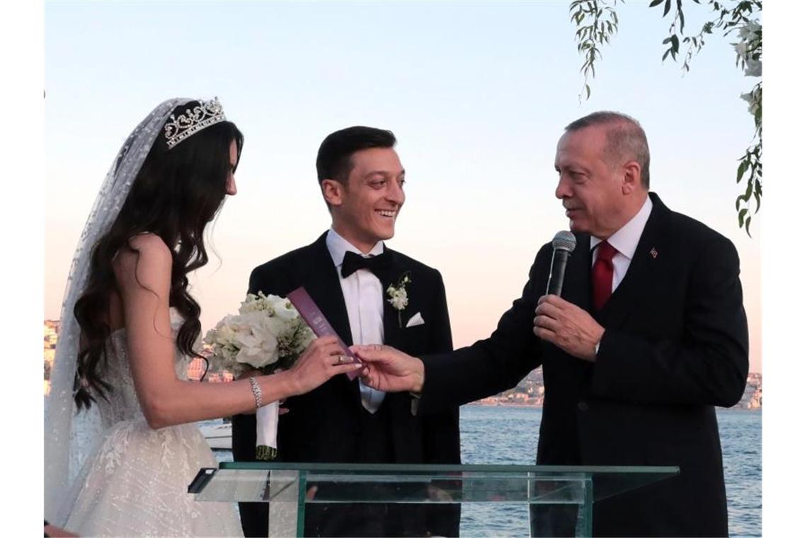 Der türkische Präsident Recep Tayyip Erdogan (r.) auf der Hochzeit von Mesut Özil und seiner Ehefrau Amine Gülse. Foto: Pool Presidential Press Service/AP