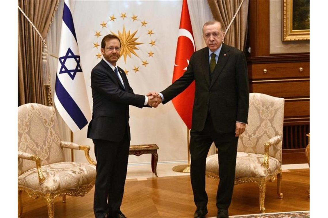 Herzog über Türkei: „Können und sollten zusammenarbeiten“ Der türkische Präsident Recep Tayyip Erdogan (r) empfängt seinen israelischen Amtskollegen Izchak Herzog im Präsidialkomplex in Ankara. Foto: Haim Zach/GPO/dpa