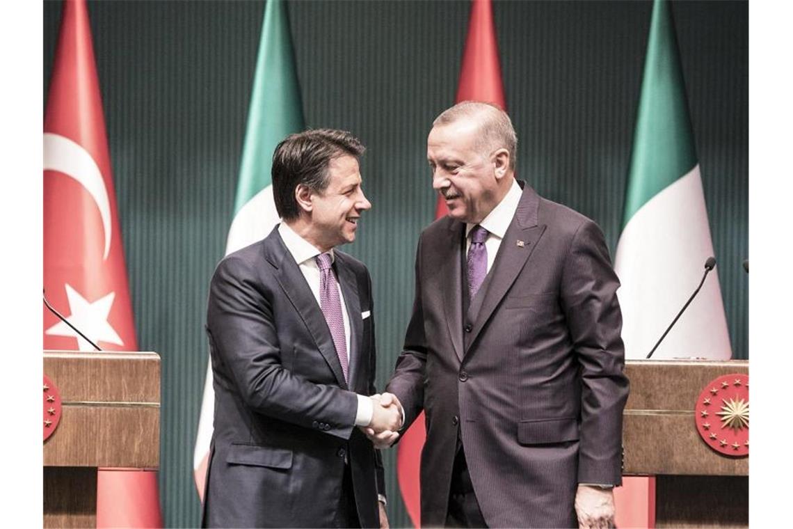 Der türkische Präsident Recep Tayyip Erdogan (r) und Italiens Ministerpräsident Giuseppe Conte berieten am Montag über die Lage in Libyen. Italien ist die ehemalige Kolonialmacht, die Türkei entsandte unlängst Truppen nach Libyen. Foto: Filippo Attili/Governo Italiano/dpa