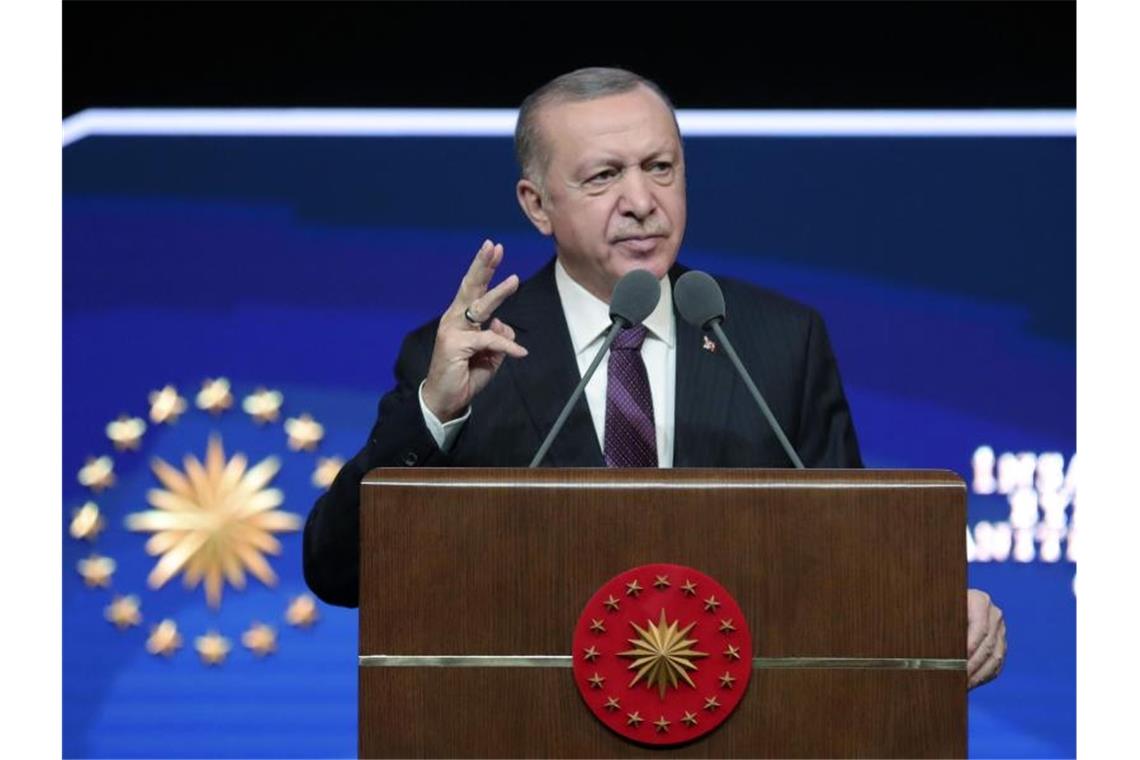 Erdogan ruft Türken nach Lira-Verfall zu Investitionen auf Der türkische Präsident Recep Tayyip Erdogan ruft seine Landsleute zu Investitionen auf. Foto: Uncredited/Turkish Presidency/AP/dpa