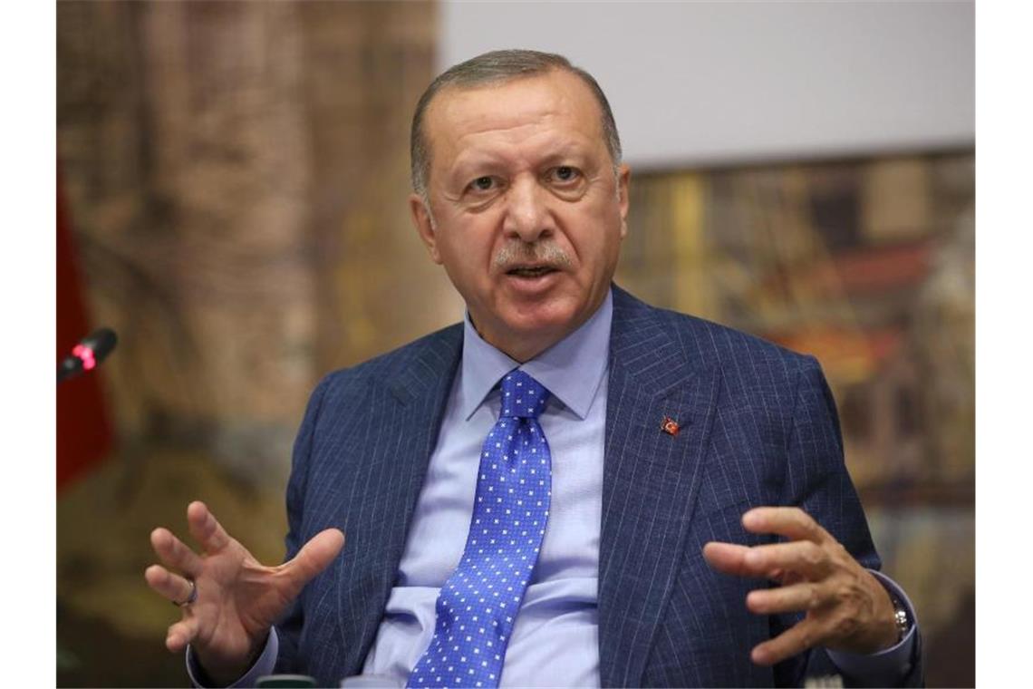 Merkel fordert Ende der türkischen Syrienoffensive Der türkische Präsident Recep Tayyip Erdogan: Seid Ihr auf unserer Seite oder auf der Seite der Terrororganisation?“. Foto: -/Pool Turkish Presidency/AP/dpa