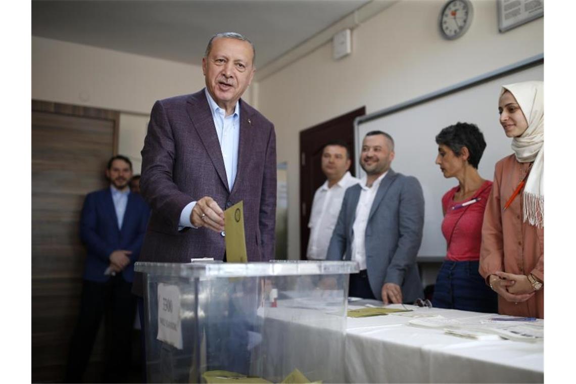 Der türkische Präsident Recep Tayyip Erdogan wirft seinen Stimmzettel in eine Wahlurne. Foto: Emrah Gurel/AP