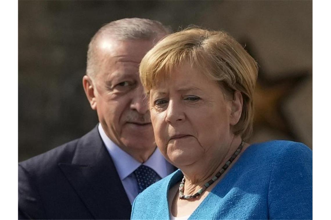 Treffen unter Freunden? Merkels Abschiedsbesuch bei Erdogan Der türkische Staatspräsident Recep Tayyip Erdogan empfängt Bundeskanzlerin Angela Merkel am Präsidentenpalast Huber Villa in Istanbul. Foto: Francisco Seco/AP/dpa