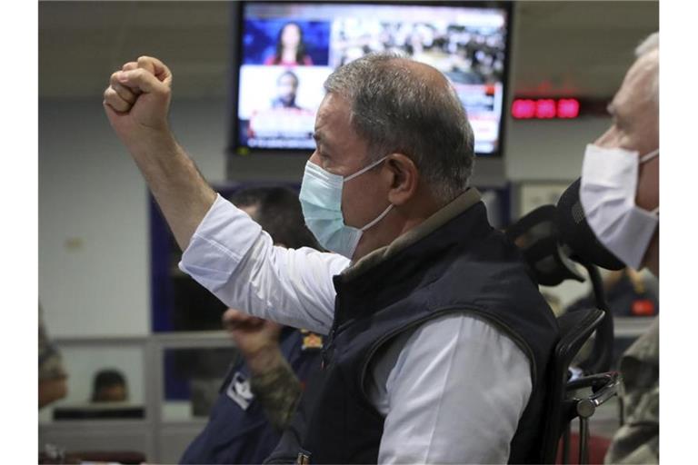 Der türkische Verteidigungsminister Hulusi Akar (l) schaut sich mit Armeekommandeuren eine Militäroperation an. Foto: Uncredited/Turkish Defense Ministry/ POOL/AP/dpa/Archiv