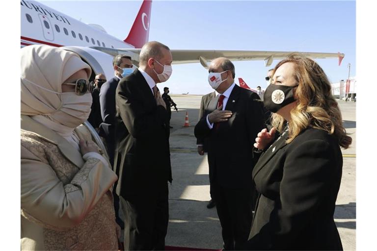 Der tüürkische Präsident Recep Tayyip Erdogan begrüßt seinen Amtskollegen aus Nordzypern Sibel Tatar auf dem Flughafen Ercan. Der türkische Präsident hat die Aufnahme von Gesprächen über eine Zwei-Staaten-Lösung für die geteilte Mittelmeerinsel Zypern gefordert. Foto: Uncredited/Turkish Presidency/AP/dpa