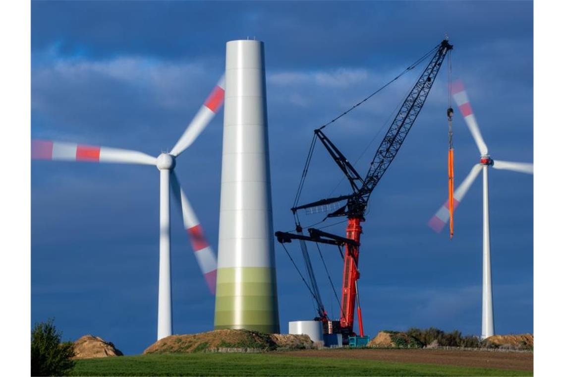Der Turm für eine neue Windkraftanlage wird in einem bestehenden Windpark in der Nähe von Wismar errichtet. Foto: Jens Büttner/dpa-Zentralbild/dpa