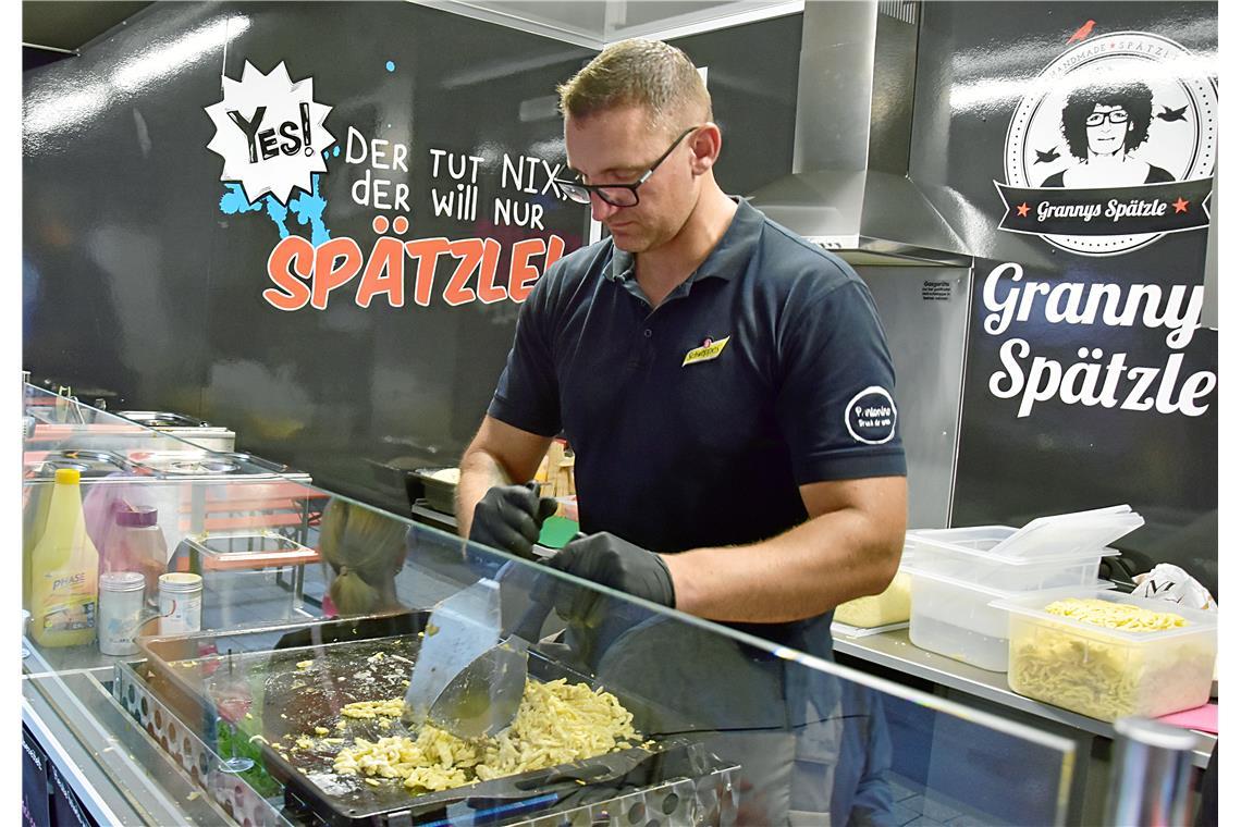 Der tut nix, der will nur Spätzle. Florian Trenz bereitet Käsespätzle zu. 