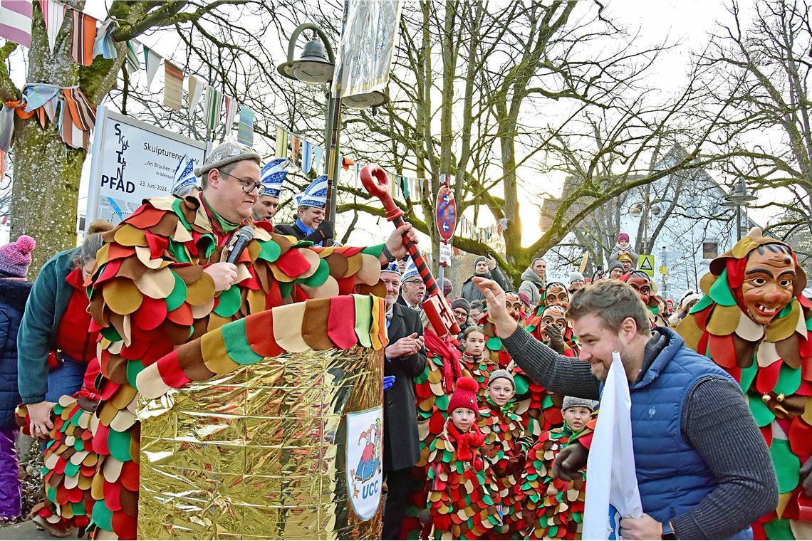 Der UCC übernimmt die Macht. Bürgermeister Daniel Bogner mit der weißen Flagge i...