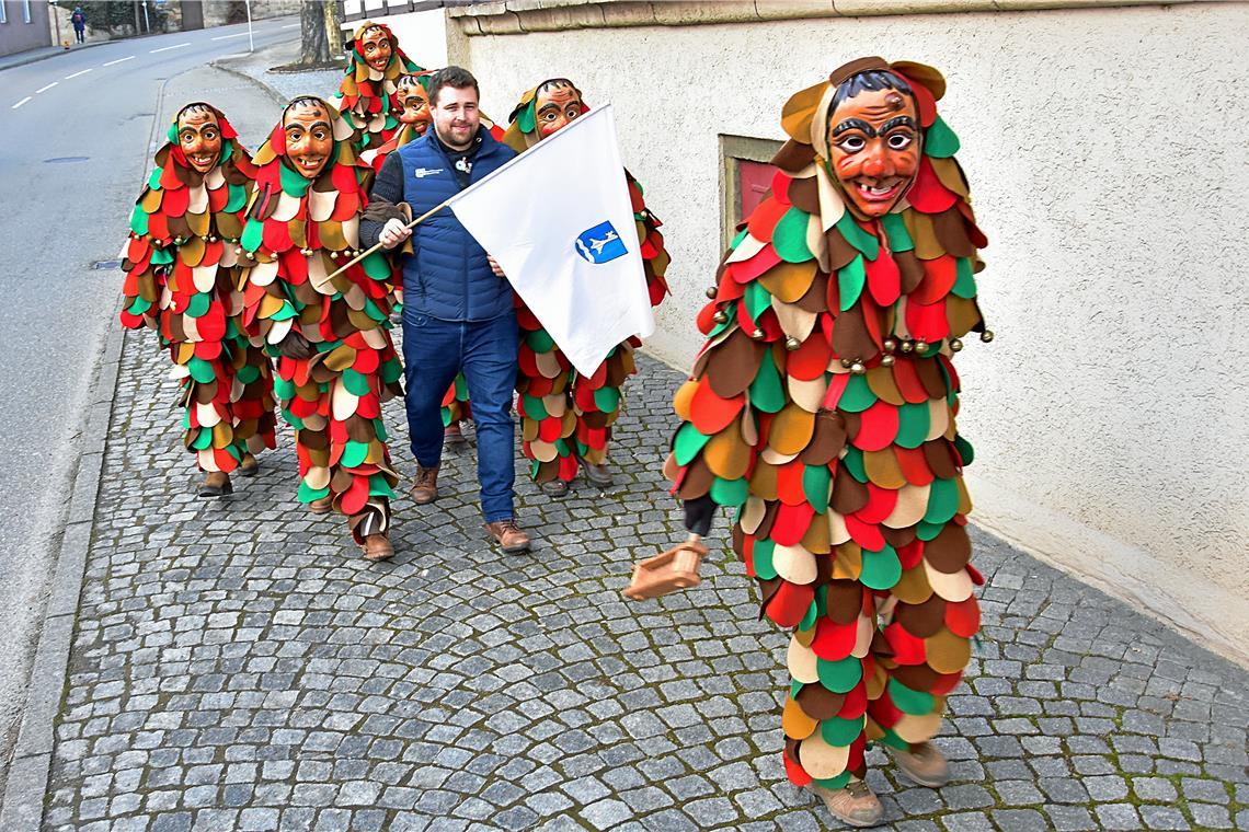 Der UCC übernimmt die Macht. Bürgermeister Daniel Bogner mit der weißen Flagge. ...