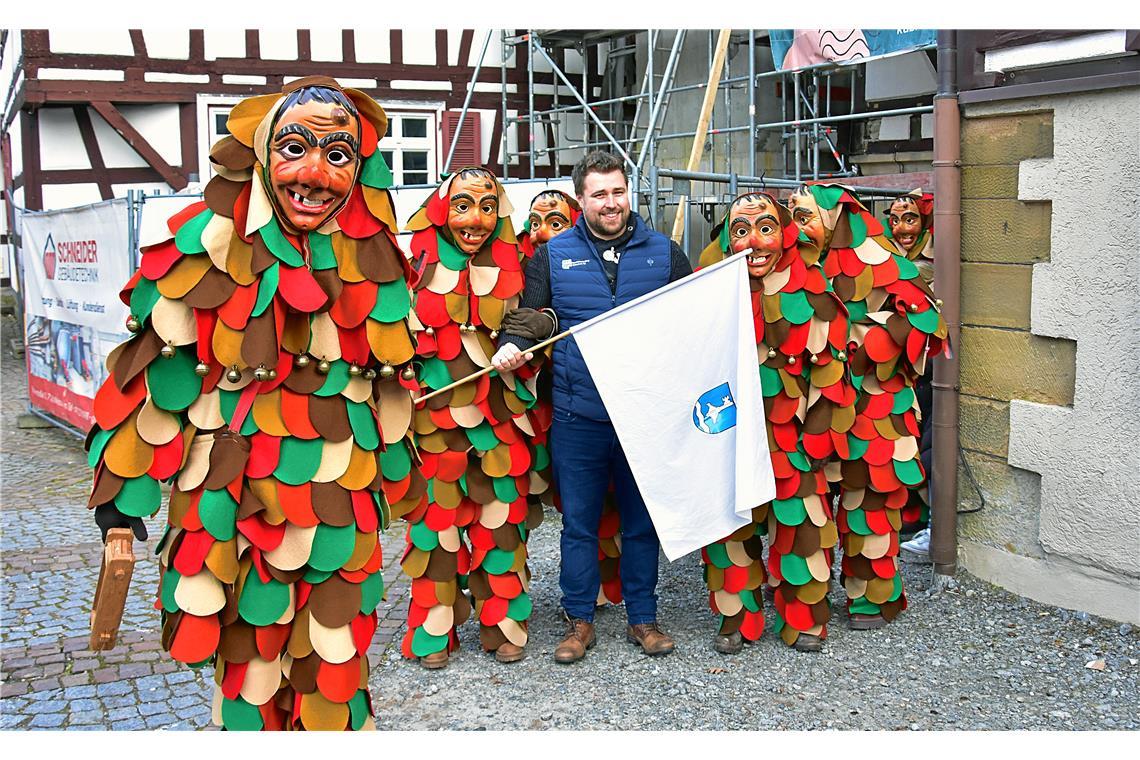Der UCC übernimmt die Macht. Bürgermeister Daniel Bogner mit der weißen Flagge. ...