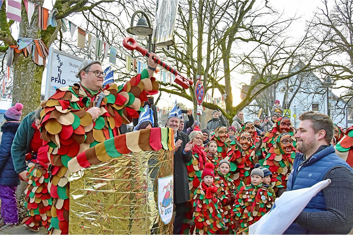 Der UCC übernimmt die Macht. Bürgermeister Daniel Bogner mit der weißen Flagge i...