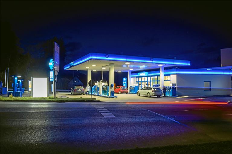 Der Überfall soll sich gegen 9.15 Uhr im Tankstellenshop zugetragen haben. Foto: A. Becher