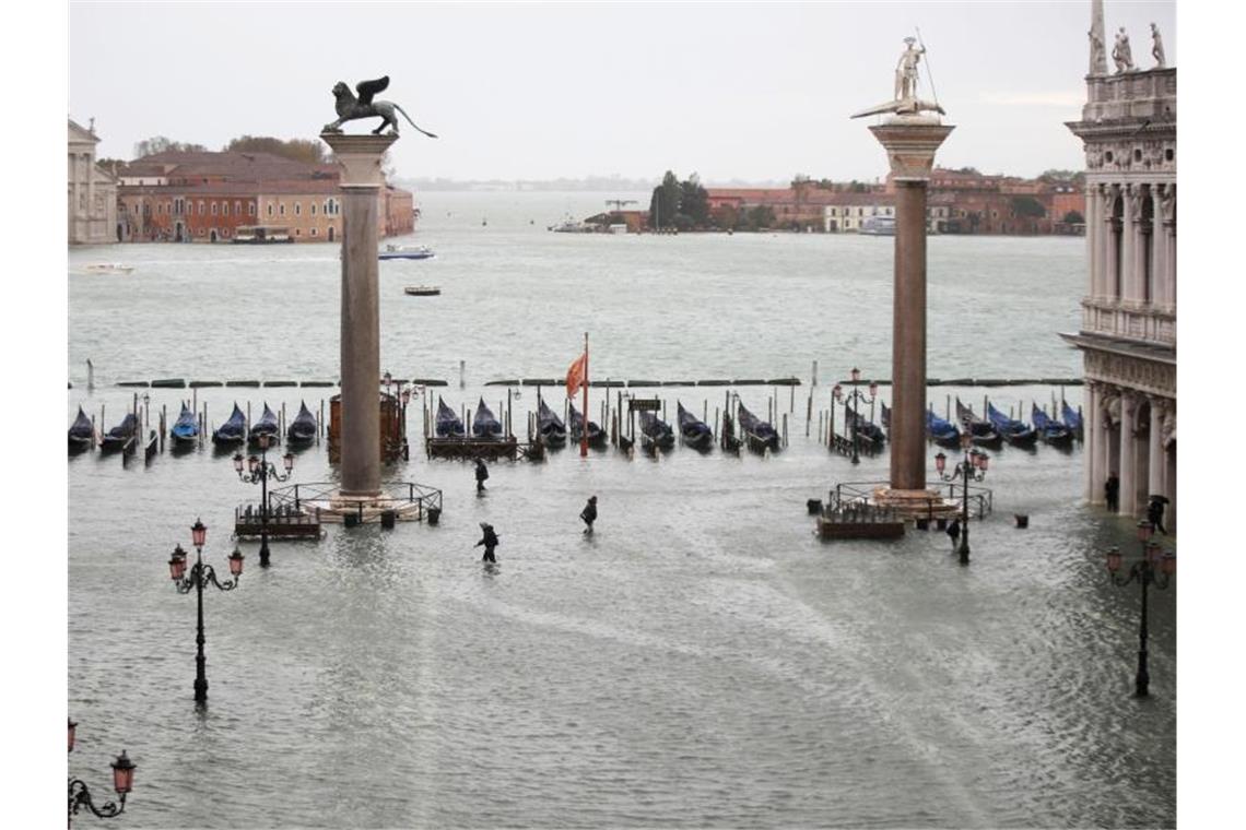 Der überflutete Markusplatz in Venedig. Foto: Luca Bruno/AP/dpa