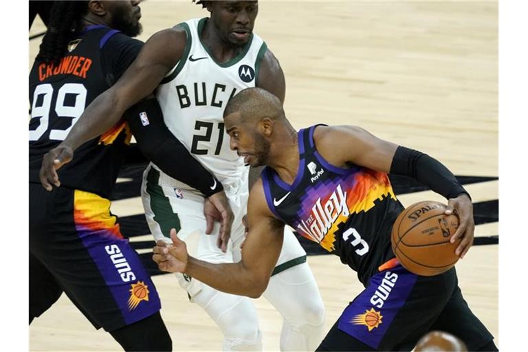 Der überragende Mann im Spiel gegen die Milwaukee Bucks: Chris Paul (r) von den Phoenix Suns in Aktion gegen Jrue Holiday (M). Foto: Matt York/AP/dpa