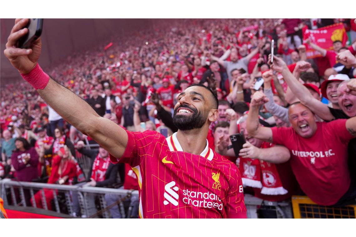 Selfie-Jubel und Tränen in Anfield: Liverpool ist Meister Der überragende Mohamed Salah feierte seinen 28. Saisontreffer mit einem Selfie vor der Tribüne.