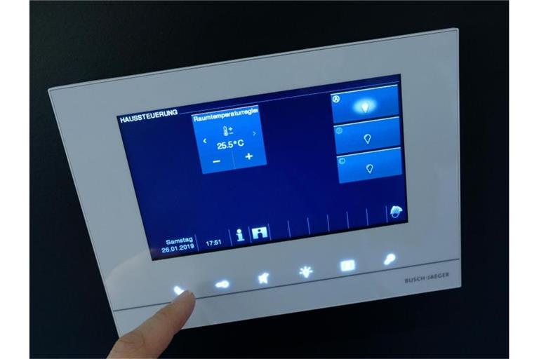 Der Überwachungsmonitor eines Smart-Home-Gerätes für vernetzte und fernsteuerbare Geräte. Foto: Daniel Bockwoldt