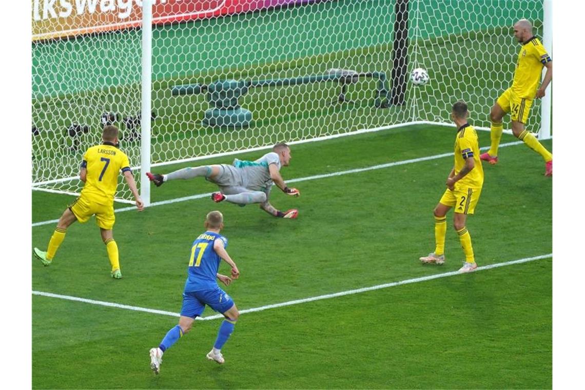 Der Ukrainer Alexander Sintschenko (vorn/17) erzielt das Tor zur 1:0-Führung gegen Schweden. Foto: Andrew Milligan/PA Wire/dpa